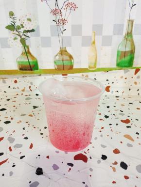 倒入九分满即可！看看颜色粉粉嫩嫩的，是不是特别漂亮？