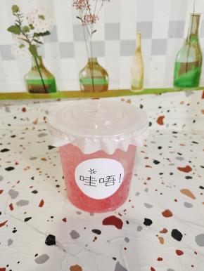 盖上盖子，贴上标签，一点也不输外面蜜雪冰城卖的红石榴气泡水哦！