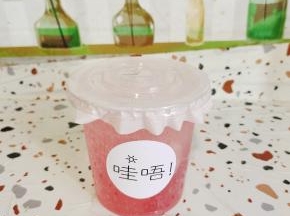 盖上盖子，贴上标签，一点也不输外面蜜雪冰城卖的红石榴气泡水哦！