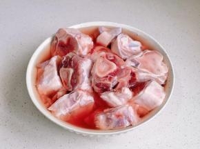 泡血水，反复换水至水不是红色。