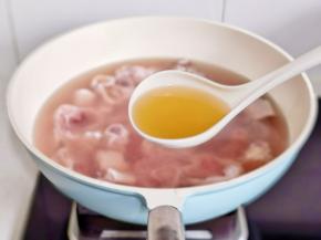 加入料酒烧开撇出浮沫，煮5分钟。