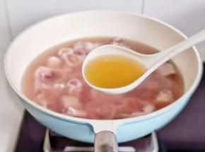 加入料酒烧开撇出浮沫，煮5分钟。
