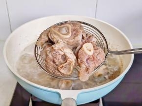 捞出温水反复冲洗。