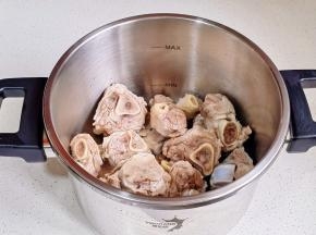 倒入高压锅中。