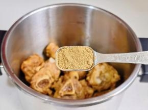 十三香抓拌均匀。