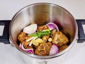 加入葱姜蒜洋葱。