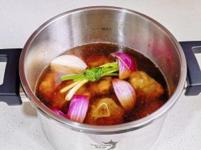 加入清水，没过食材。