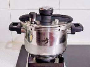 盖上盖子烧开，上汽后压10分钟。