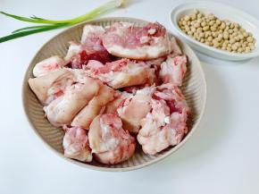 猪脚剁成小块，