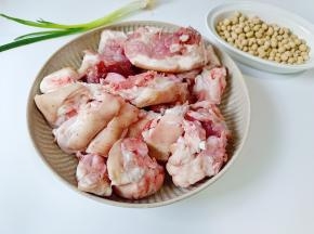 猪脚剁成小块，