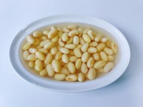 黄豆洗净，加温水泡发开