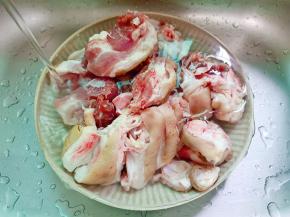 猪脚加清水浸泡一小时，期间可以多换几次水