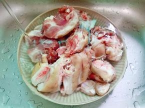 猪脚加清水浸泡一小时，期间可以多换几次水