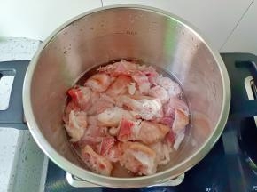 把猪脚放高压锅，加清水没过