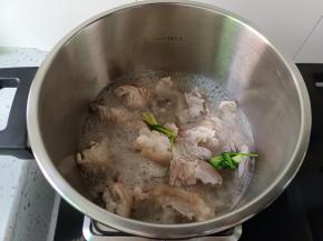 开大火焯水2分钟，捞出洗干净，沥干水分