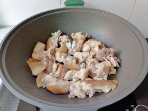 锅里放适量的食用油，放猪脚煸炒出水分