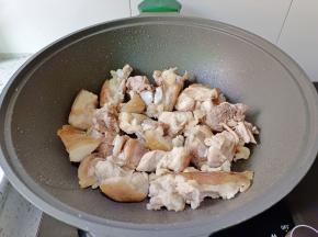 锅里放适量的食用油，放猪脚煸炒出水分