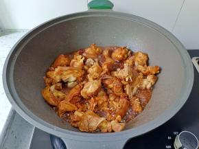 炒到两面微黄，加生抽，老抽，料酒翻炒均匀