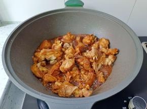 炒到两面微黄，加生抽，老抽，料酒翻炒均匀