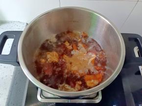 把猪脚放到高压锅