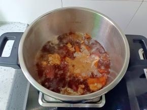 把猪脚放到高压锅