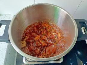 出锅之前加点鸡精，撒点葱花起锅。