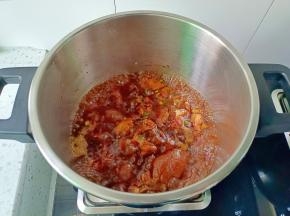 出锅之前加点鸡精，撒点葱花起锅。