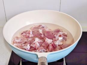 排骨冷水下锅烧开煮2分钟，捞出温水冲洗。