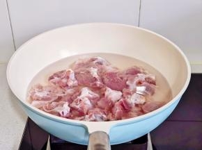 排骨冷水下锅烧开煮2分钟，捞出温水冲洗。