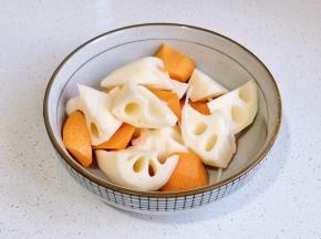 莲藕胡萝卜去皮切菱形块