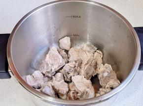 小排倒入高压锅中