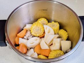时蔬倒入锅中
