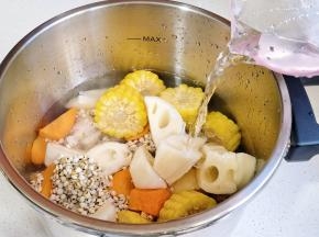 加入清水没过食材