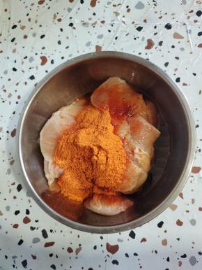 鸡胸肉解冻后清洗干净，切成厚一点的片，放入奥尔良烤肉料，1大勺生抽，适量的油！