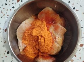 鸡胸肉解冻后清洗干净，切成厚一点的片，放入奥尔良烤肉料，1大勺生抽，适量的油！