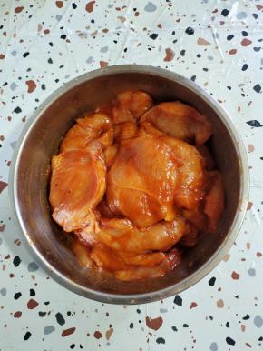 抓拌均匀腌制半小时备用！