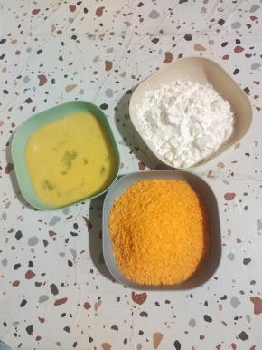 准备好蛋液，玉米淀粉，黄金面包糠！