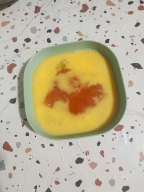 腌制好的鸡胸肉先放蛋液里面，均匀的裹一层蛋液！