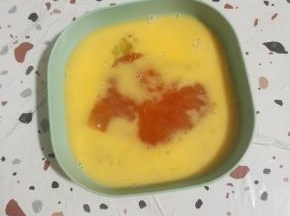 腌制好的鸡胸肉先放蛋液里面，均匀的裹一层蛋液！