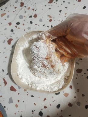 再两面均匀的裹一层玉米淀粉！