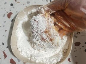 再两面均匀的裹一层玉米淀粉！
