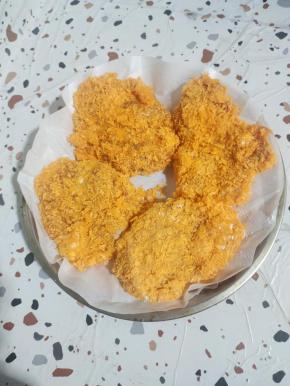 裹好的鸡胸肉放在垫有油纸的盘子里！可以一次性多做一点，吃不完的放在冰箱冷冻保存！吃的时候拿出来烤箱烤一下，或者用空气炸锅烤，油炸都可以哦！