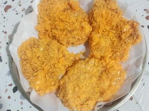 裹好的鸡胸肉放在垫有油纸的盘子里！可以一次性多做一点，吃不完的放在冰箱冷冻保存！吃的时候拿出来烤箱烤一下，或者用空气炸锅烤，油炸都可以哦！