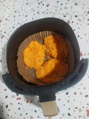 空气炸锅铺一张吸油纸，喷适量的油，把鸡胸肉放进去！