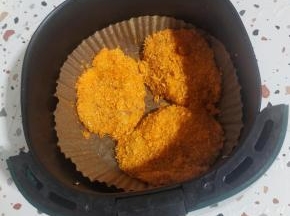 空气炸锅铺一张吸油纸，喷适量的油，把鸡胸肉放进去！