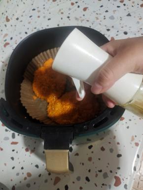 再在表面喷适量的油！