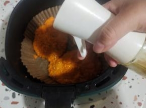 再在表面喷适量的油！