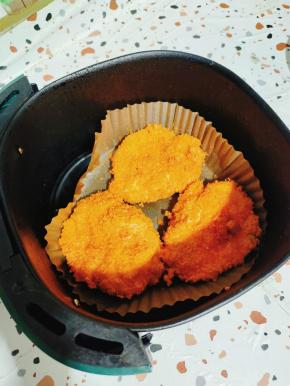 烤好的鸡排，色泽金黄，外焦里嫩，特别好吃！而且空气炸锅烤出来的少油健康！