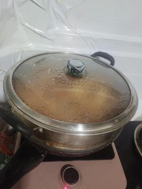 蒸锅：用保鲜膜包好汉堡胚，放在蒸屉上，蒸3分钟左右，因为冻过要蒸透哦， 口感是很好的！