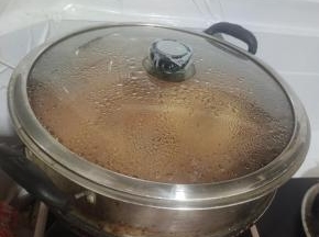 蒸锅：用保鲜膜包好汉堡胚，放在蒸屉上，蒸3分钟左右，因为冻过要蒸透哦， 口感是很好的！